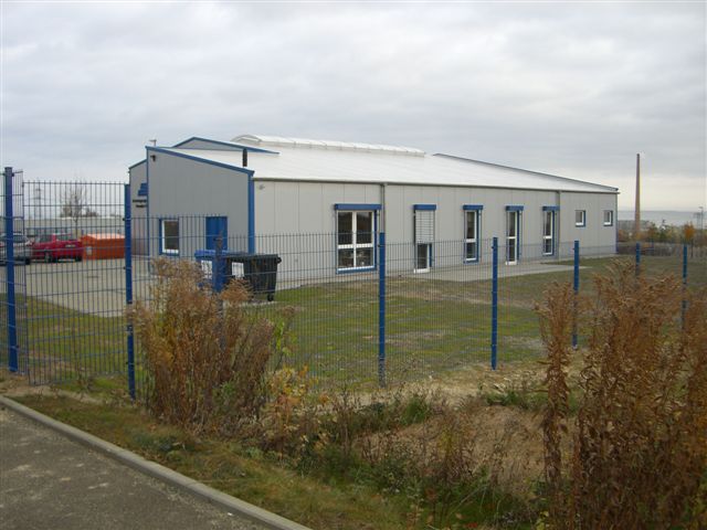Produktionshalle mit Büro und Außenanlagen