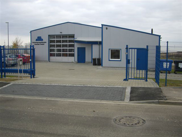 Produktionshalle mit Büro und Außenanlagen